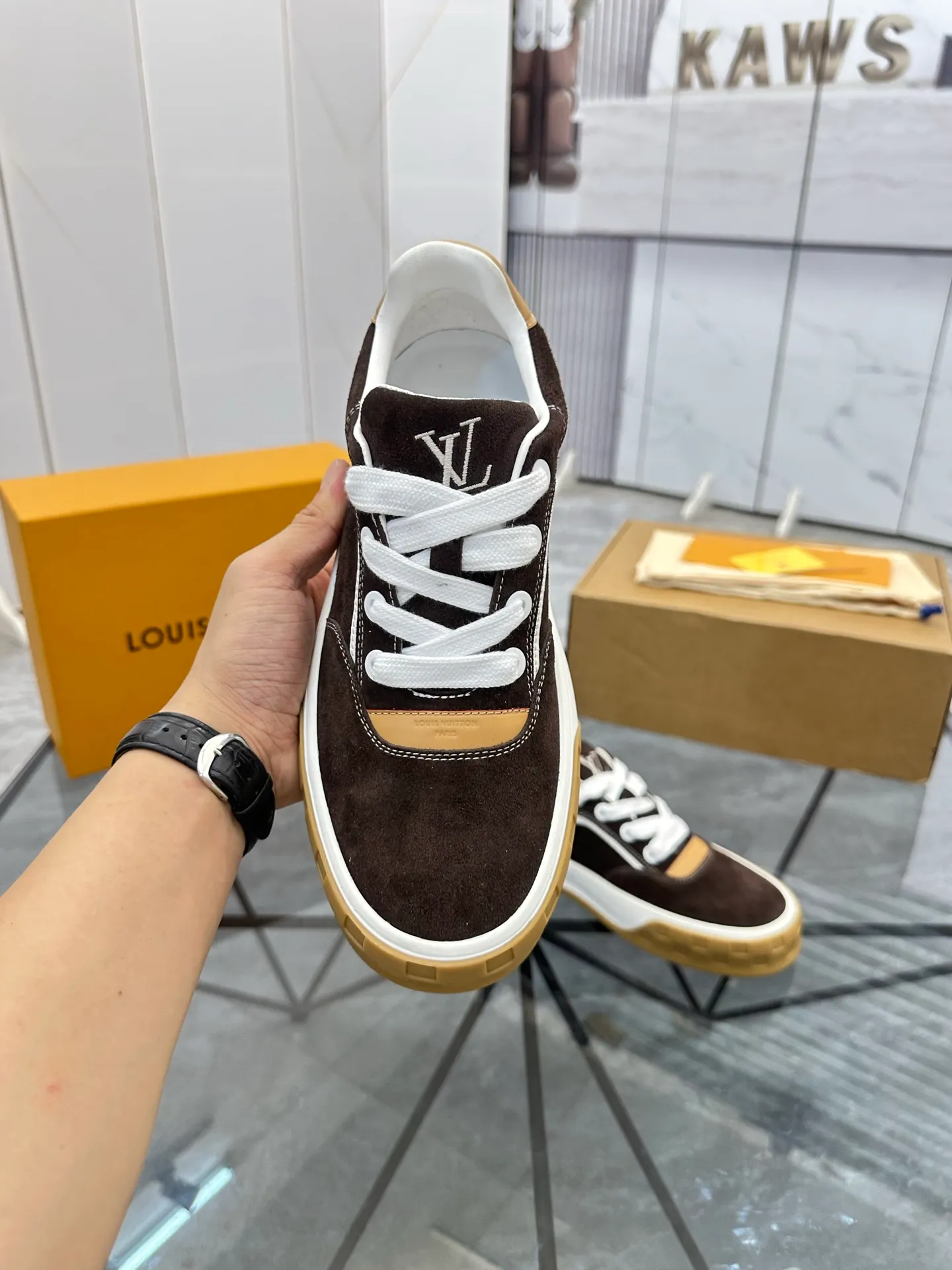 Men's shoes for sale 💰: 💰P660¥ Top quality Comes with airplane case Product trademark: LV* "Louis Vuitton*" low-top casual shoes Regular size: 35-44 (can be customized to 45) Couple style Product materials: imported nubuck leather upper, sheepskin lining, original outsole. Number: 819